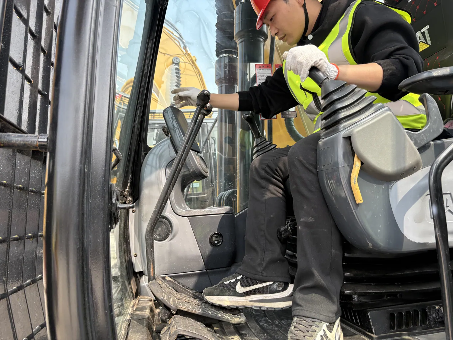 Used Komatsu excavator operations in China